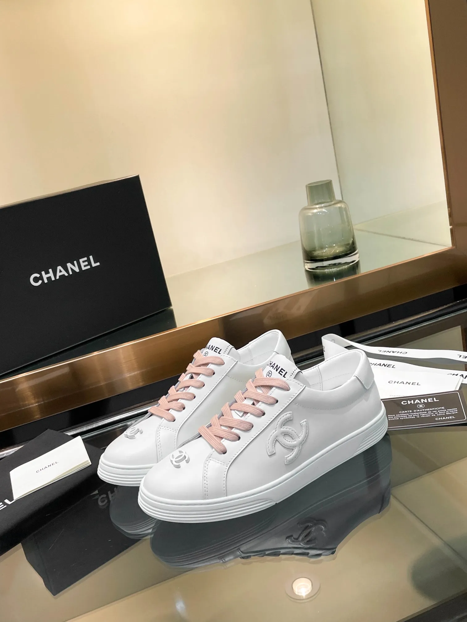👟👟Ex-factory price 520👟👟Chanel Chanel 25SF latest model full leather panda color white shoes casual sports shoes skateboard shoes original purchase and development production Xiaoxiang C Home Another super popular item in the counter, loved by Internet celebrity bloggers and sisters, and various praises on social platforms. It is very popular, has a high texture, is breathable and super spring and summer. Seeing this issue always arouses the inner desire of girls for fashion. The latest suede material, classic black and white color, full of fashionable feeling on the feet, easy to care for. Fabric: Original customized imported cowhide material. Lining: Customized soft sheepskin lining. Sole: Original molded TPU non-slip outsole. Bottom thickness: 2.5CM. Size: Women's size 35-40 (custom-made sizes 40 are non-refundable)